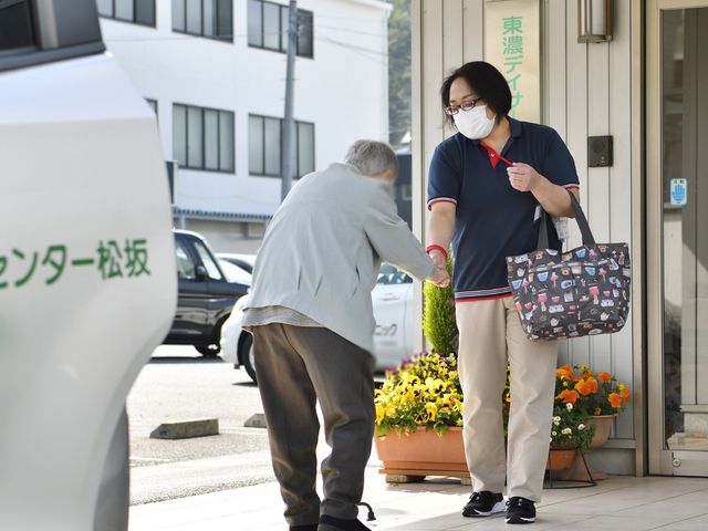 出入口でのコミュニケーション エントランス フレンドリーなスタッフが出迎えるエントランスです。訪問者との温かい交流が見られます。