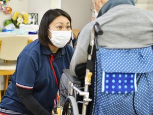 車椅子利用者と職員の対話  