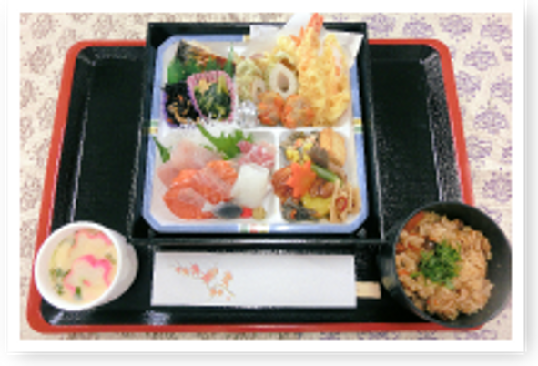 彩り豊かな食事の盛り合わせ