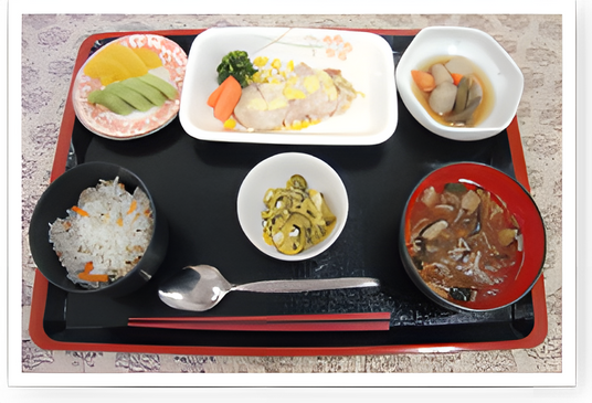 健康的な食事を提供するトレー