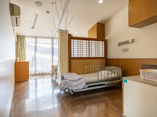 明るい個室の居室  