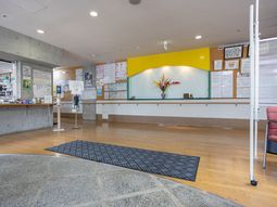 明るい受付のあるロビー  