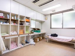 物品棚のある洗面室  