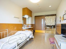 明るい居室のベッド周り  