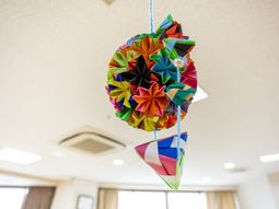 折り紙飾りのある天井  