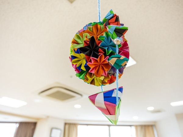 折り紙飾りのある天井  