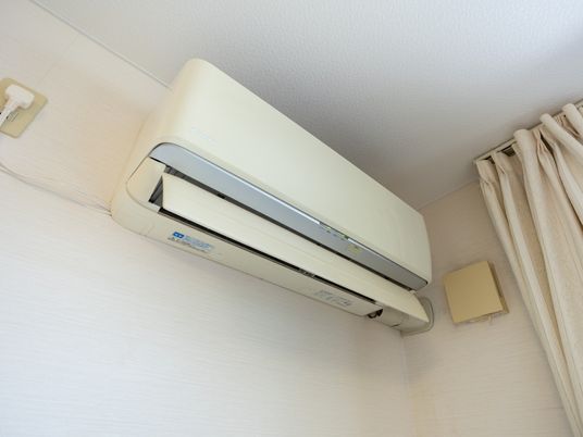 壁掛けエアコンのある居室  