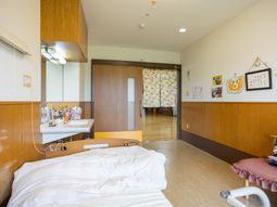 ベッドのある居室  
