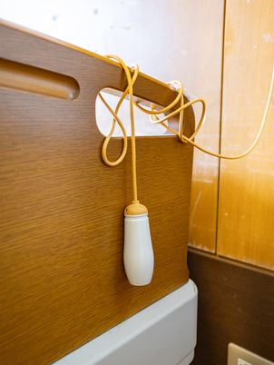 ベッド脇の呼び出し器具  