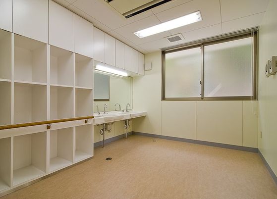 清潔な洗面台のある部屋