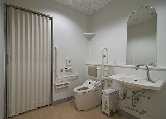 明るい設備が整ったトイレ