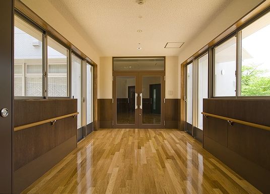 光が差し込む廊下