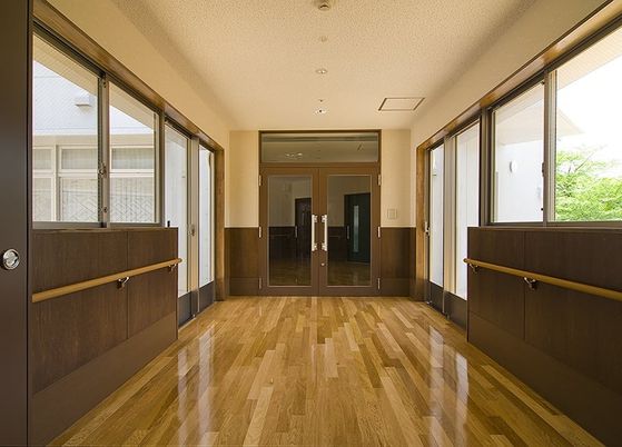 光が差し込む廊下