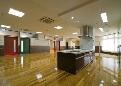 木製床の広いラウンジ