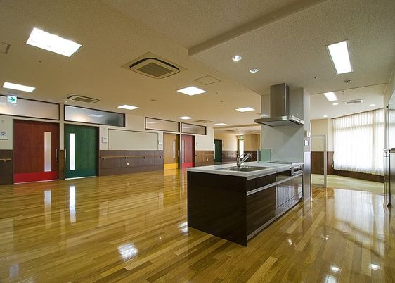 木製床の広いラウンジ