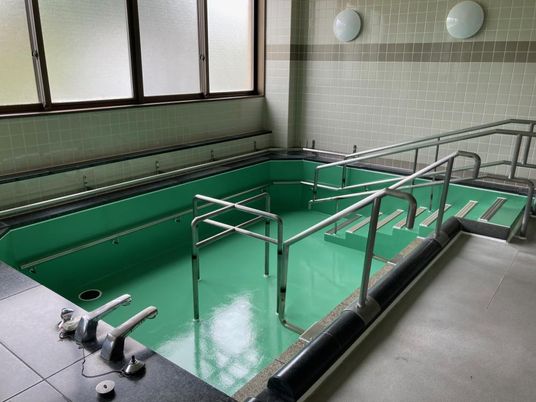 手すり付きの浴槽