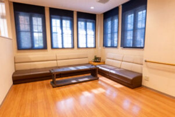 明るく広々としたラウンジ