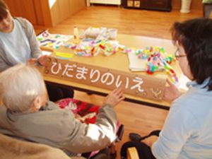 手作業の様子の室内  