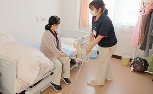 スタッフ対応中の居室