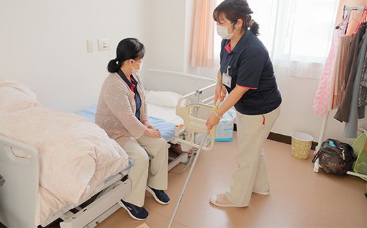 スタッフ対応中の居室