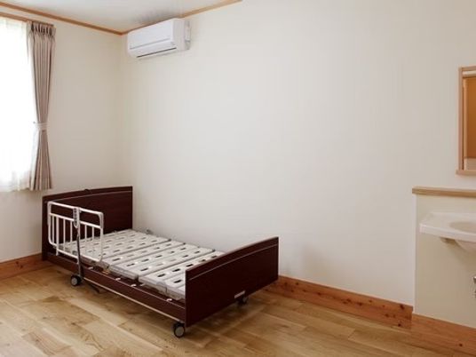 明るい個室の居室  