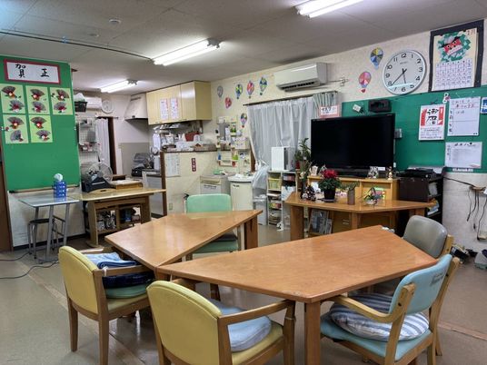 食堂のテーブルと椅子  