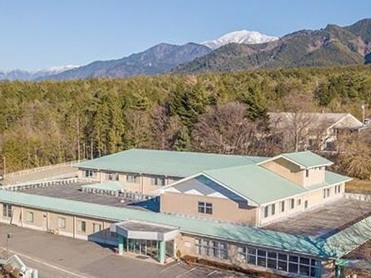 山並みを望む外観  