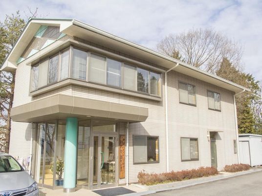 明るい外観の建物  