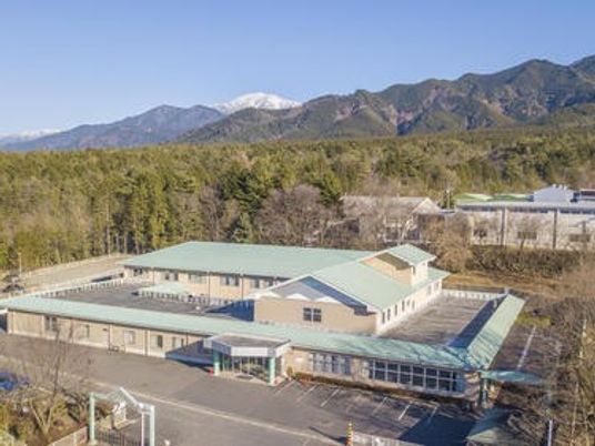 自然に囲まれた建物外観  
