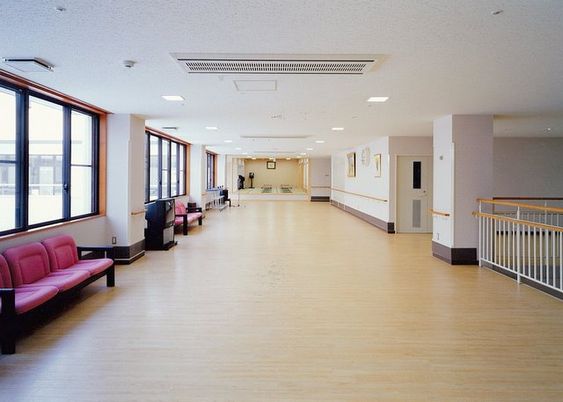 自然光差し込む廊下