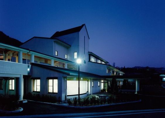 夜の建物の外観