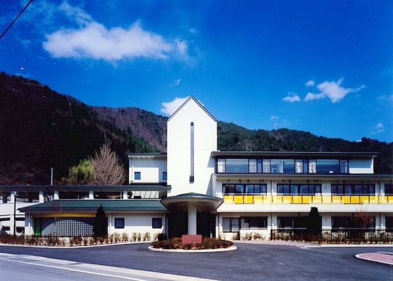 山に囲まれた建物外観