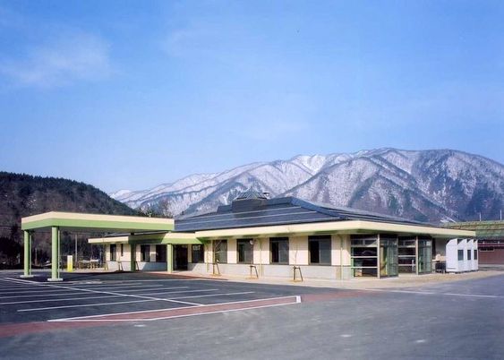 山に囲まれた外観