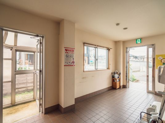 明るく清潔なエントランス