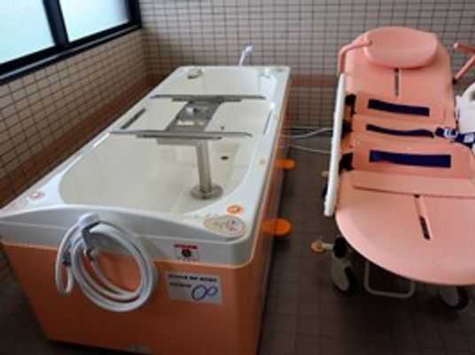 入浴用チェアのある浴室  