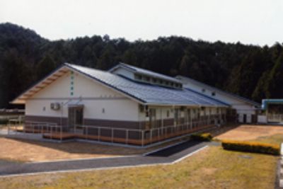 山間の建物外観