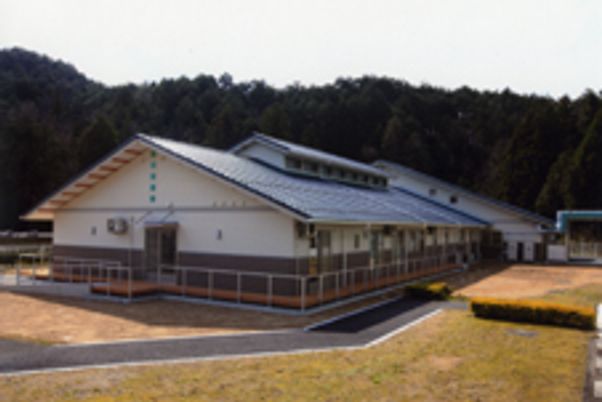 山間の建物外観