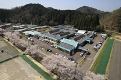 桜に囲まれた建物の外観