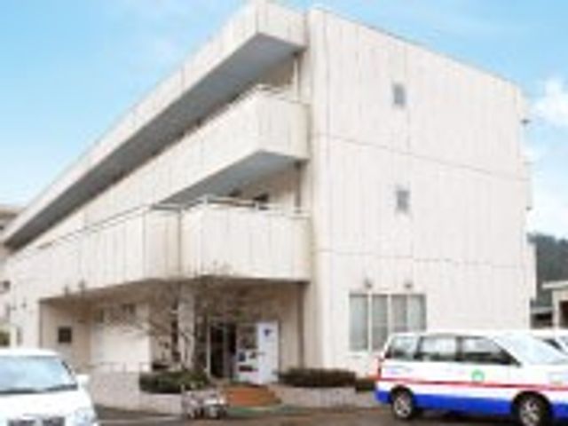 三階建ての外観 外観 三階建ての建物が特徴的です。車のアクセスも良く、働く環境が整っています。