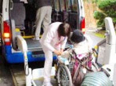 車椅子の昇降風景
