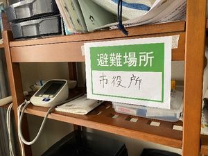 避難場所の棚  
