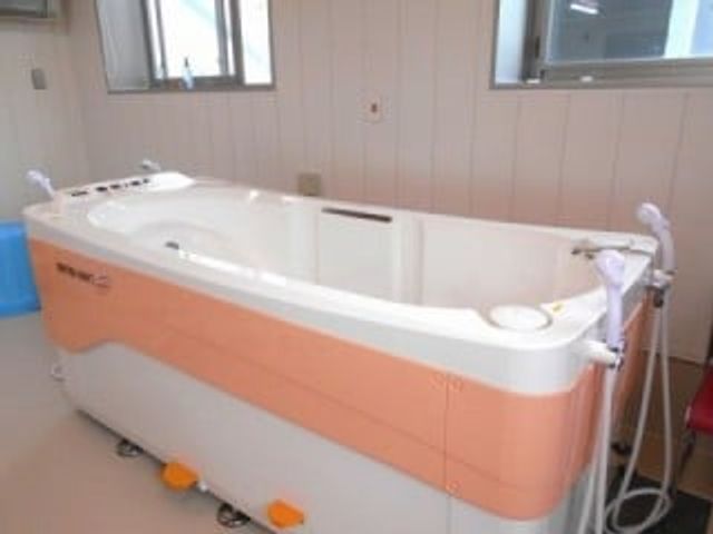 使いやすい浴室 浴室 広々とした浴槽は、お湯にゆっくり浸かることができ、リラックスした時間を過ごせます。