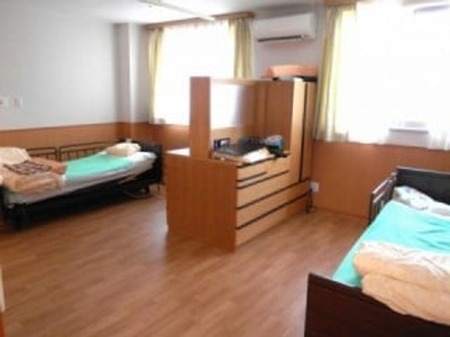 明るい二人部屋 居室 広々とした二人部屋で、自然光がたっぷりと差し込みます。落ち着いた空間でリラックスして過ごせます。