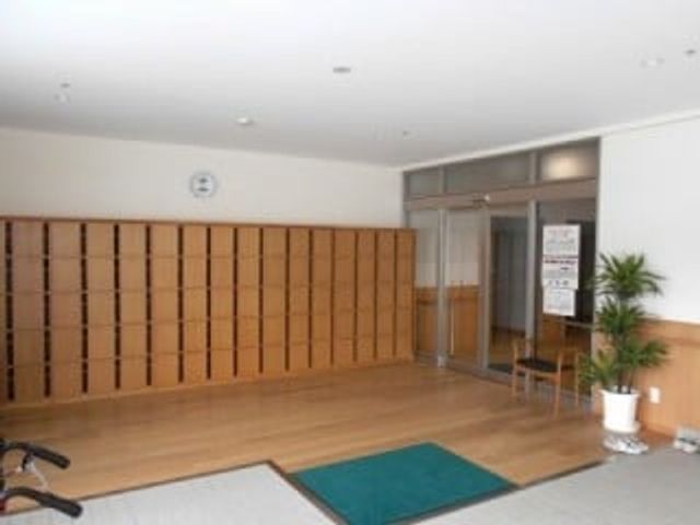 木製ロッカーのエントランス エントランス 広々としたエントランスには木製ロッカーが並び、温かみのある空間です。出入りもスムーズにできます。