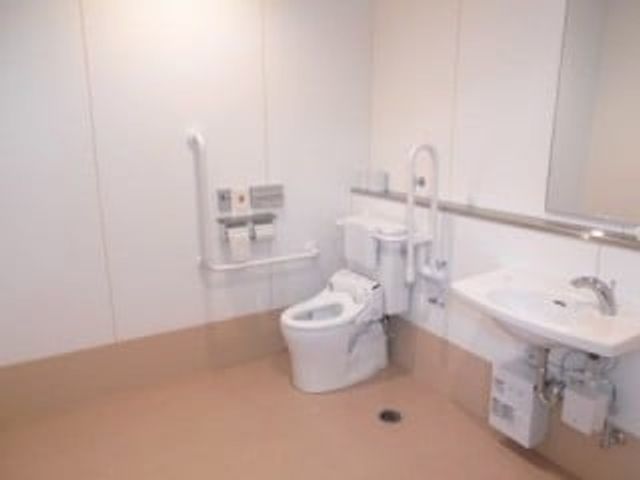 使いやすいトイレ トイレ 広々としたトイレには、手すりや十分なスペースが設けられています。安全に利用できます。