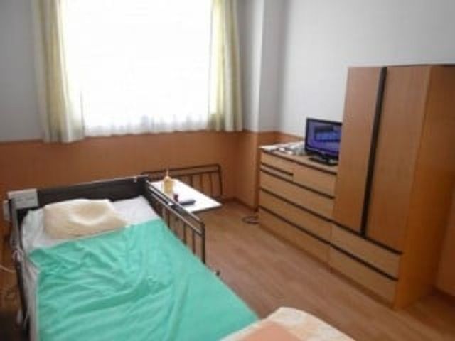 明るい居室 居室 自然光がたっぷり入る明るい居室です。家具も揃っており、快適に過ごせます。