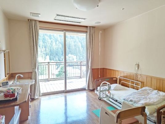 明るい居室と窓辺  