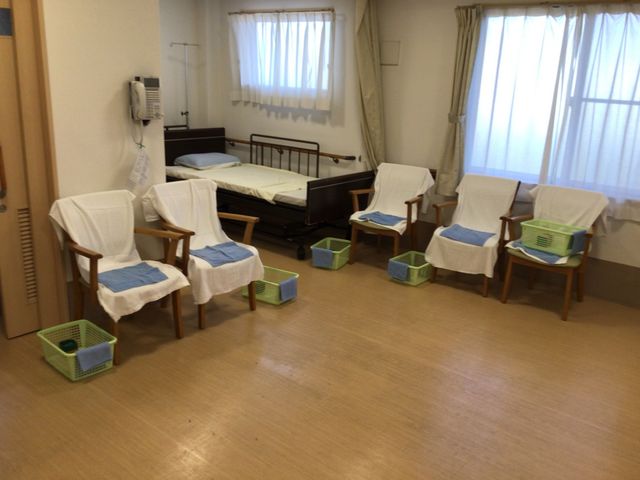 落ち着いた居室 居室 ゆったりとした居室は、自然光が入りリラックスできる空間です。快適な休息が可能です。