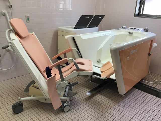 ゆったりとした浴室 浴室 自然光が差し込む明るい室内で、ゆったりとしたバスチェアも利用可能な設備です。
