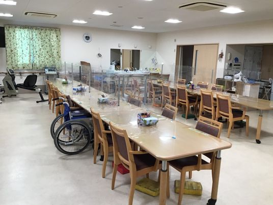 車椅子が置かれたテーブルの部屋